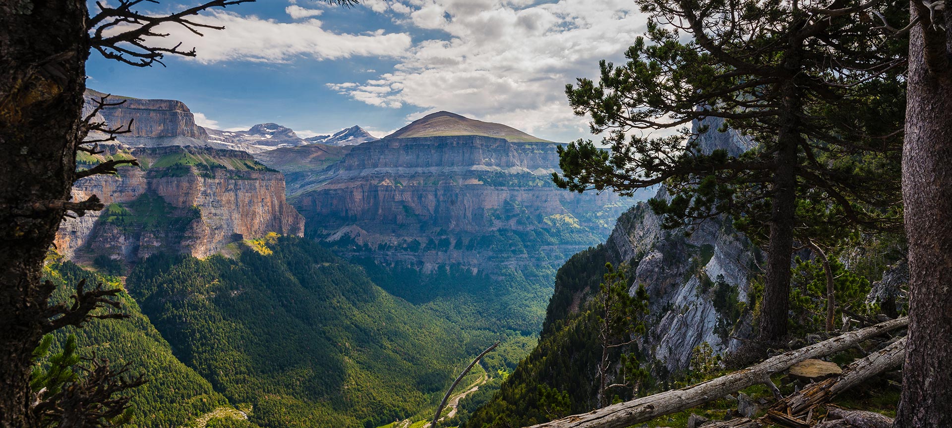 Vue d’Ordesa et du Mont-Perdu dans le parc national du même nom. Huesca Vue d’Ordesa et du Mont-Perdu dans le parc national du même nom. Huesca