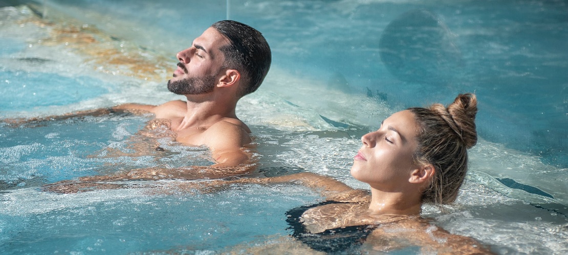 Entspannung in einem Whirlpool in der Therme von Las Caldas, Kantabrien