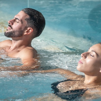 Entspannung in einem Whirlpool in der Therme von Las Caldas, Kantabrien