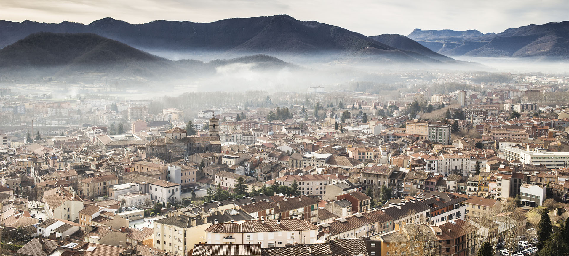 Vue panoramique d’Olot, dans la province de Gérone (Catalogne) Vue panoramique d’Olot, dans la province de Gérone (Catalogne)