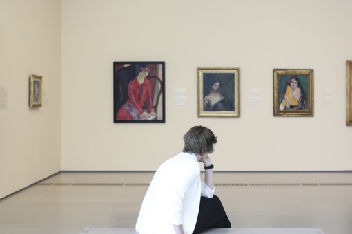 Vue de la salle d'exposition de l'exposition « Portraits : 'essence et expression'