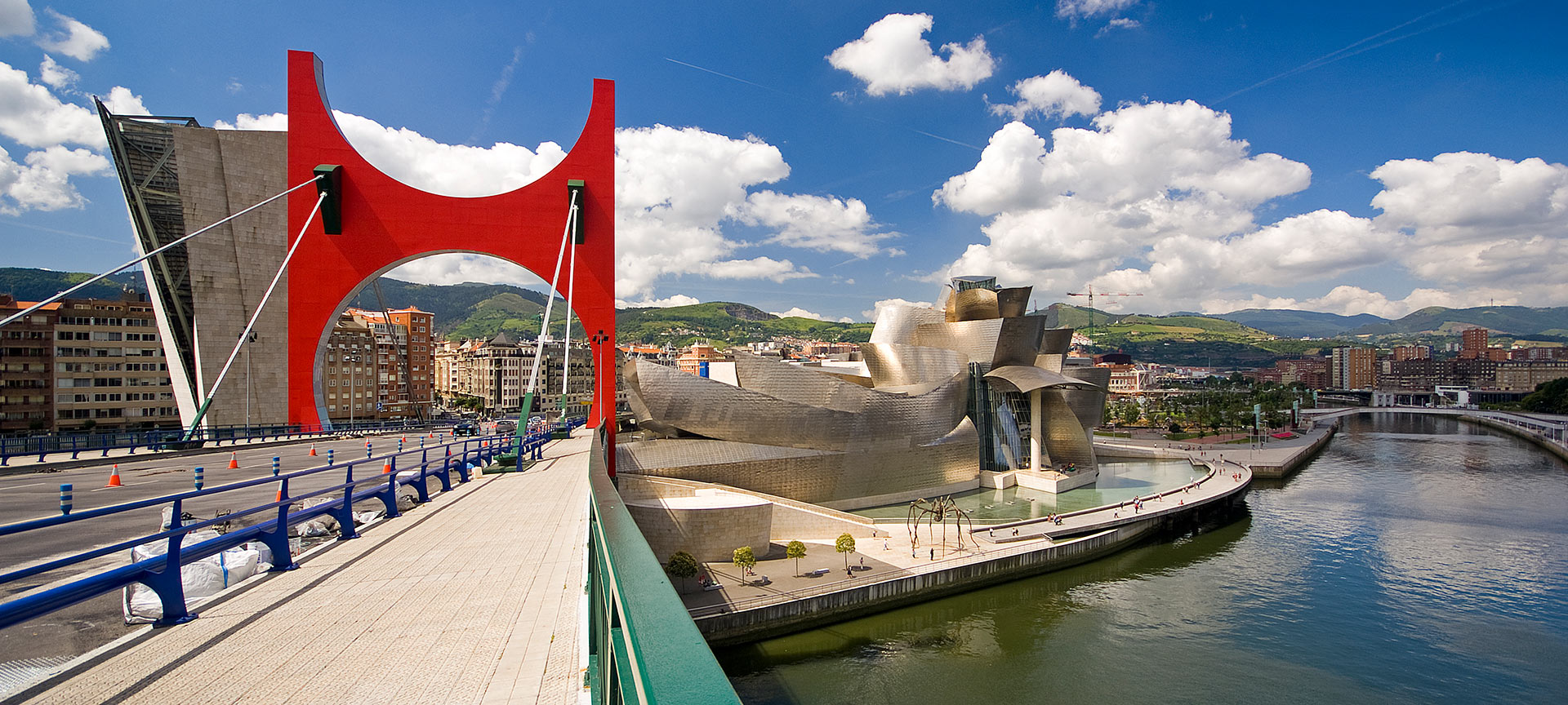 Most La Salve obok Muzeum Guggenheima Bilbao Most La Salve obok Muzeum Guggenheima Bilbao