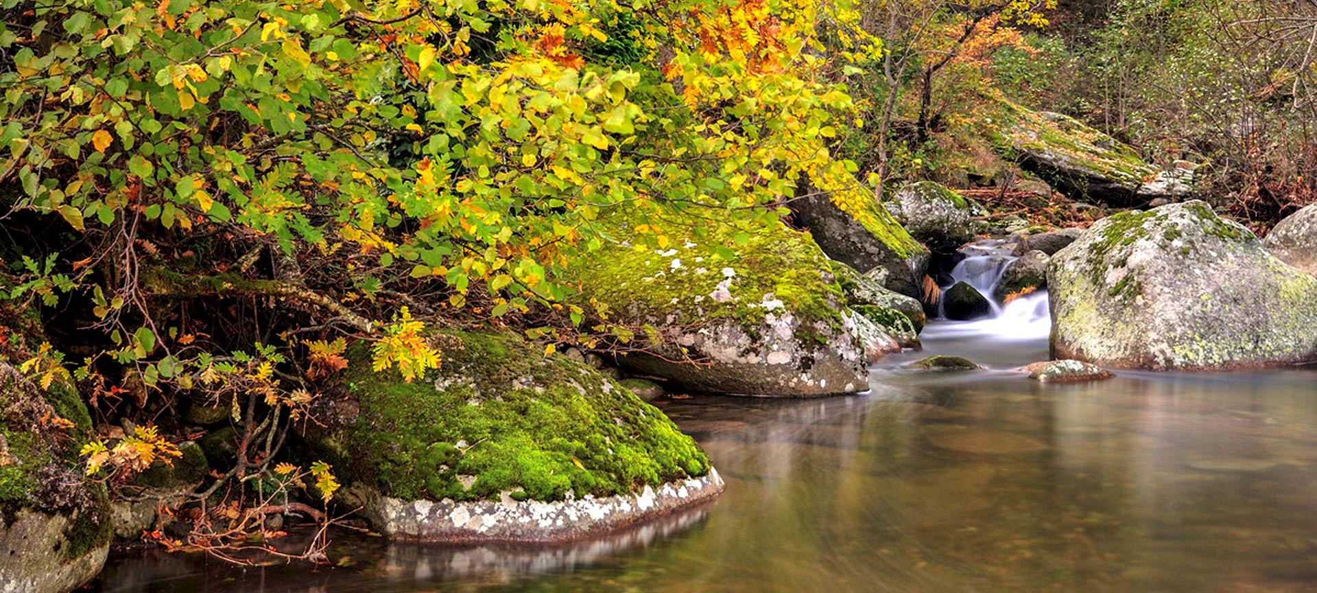 Herbstlandschaft im Ambroz-Tal, Extremadura Herbstlandschaft im Ambroz-Tal, Extremadura